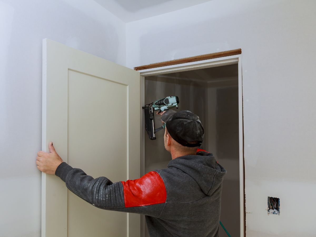 Wie präziser Türeinbau die Wärmedämmung und den Schallschutz Ihres Hauses verbessert